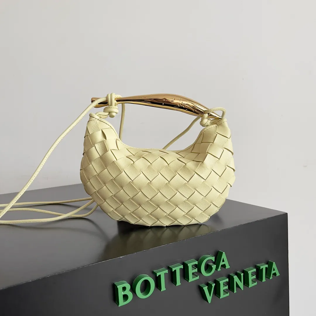Batch of 1260 BV Mini Sardine is coming‼ ️Super high-end, stainless steel hardware + 24k real gold plating process, fish scales (concave and convex positions) are the finishing touch, the sardine bag that can be carried cross-body is completely beautiful to the heart. The metal element handle and the weaving are perfectly combined to completely integrate the artistic sense and elegance and fashion. It is really like a work of art🏺The large size is elegant, the small size is exquisite and cute, a must-have item for fashionistas, and the details are perfectly reproduced. Style number: 744267 Size 20*12*2.5